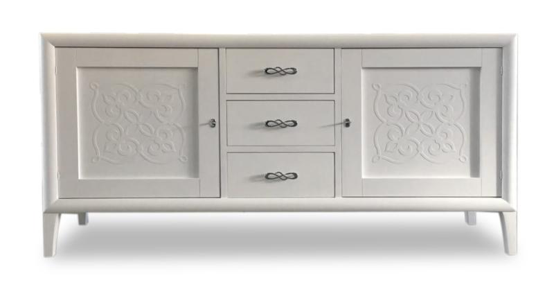 Credenza intarsiata due porte  tre cassetti  con rilievo finitura bianco opaca