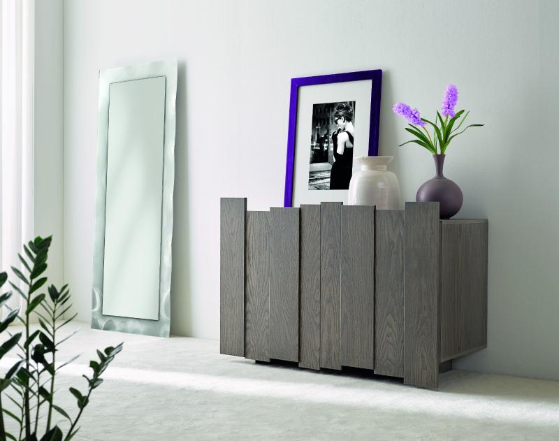 CREDENZA TRE PORTE A SBALZO CON PIEDINI IN ACCIAIO
